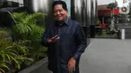 keluar dari gedung KPK untuk rehat dan salat Jumat saat jeda pemeriksaan di Jakarta, Jumat (18/10/2019). Nasri Umar diperiksa terkait kasus dugaan suap 'ketok palu' pengesahan ‎RAPBD Provinsi Jambi Tahun 2018. (merdeka.com/Dwi Narwoko)
Ketua Fraksi Partai Demokrat DPRD Provinsi Jambi, Nasri Umar