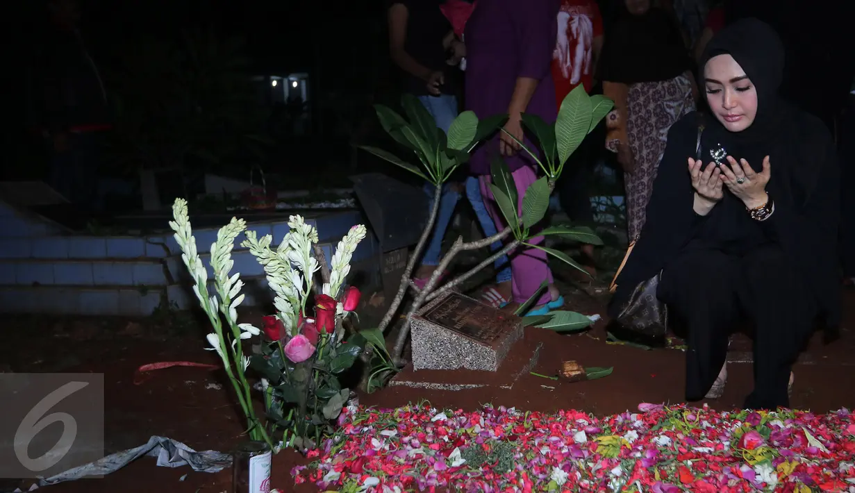 Seorang sahabat tampak berdoa di makam Budi Anduk, Bekasi, Senin (11/1/2016). Budi Anduk menghembuskan nafas terakhir pada usia 47 tahun di RS Dharmais, Jakarta. (Liputan6.com/Herman Zakharia)