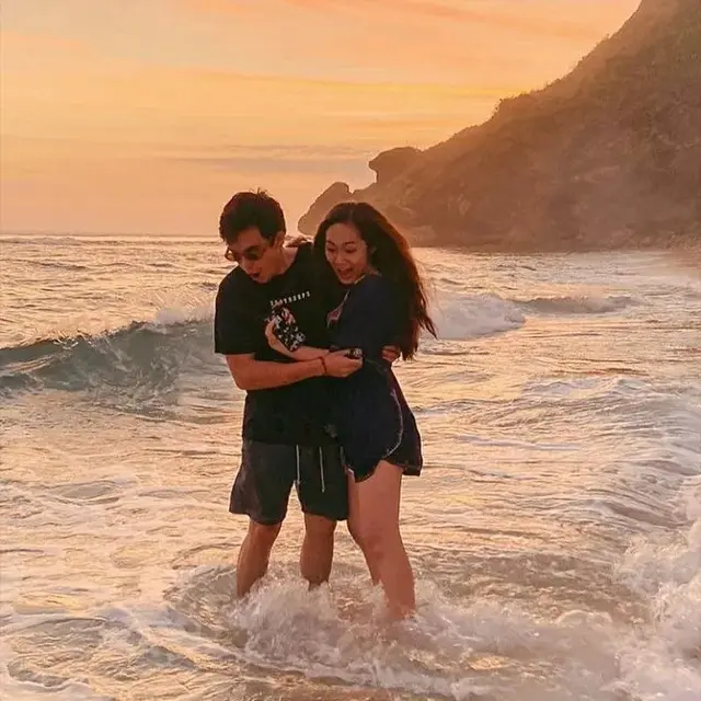 Dikabarkan Jadian, Ini 6 Momen Mesra Jennifer Eve dan Erdin Werdayana