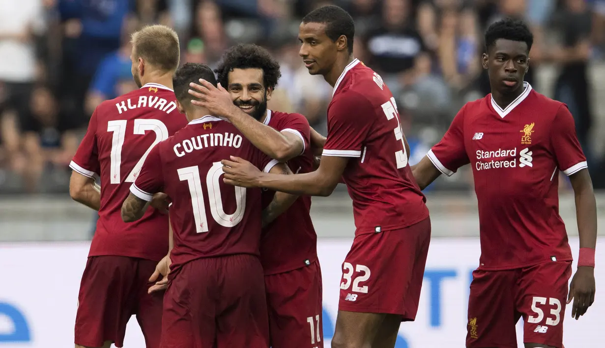 Para pemain Liverpool merayakan gol yang dicetak Mohamed Salah ke gawang Hertha BSC pada laga persahabatan di Stadion Olympia, Berlin, Sabtu (29/7/2017). Hertha kalah 0-3 dari Liverpool. (AP/Soeren Stache)