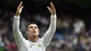 9. Bintang Real Madrid, Cristiano Ronaldo, merayakan gol yang dicetaknya ke gawang Celta Vigo pada laga La Liga Spanyol di Stadion Santiago Bernabeu, Sabtu (5/3/2016). Real Madrid berhasil menang 7-1 atas Celta Vigo. (AFP/Gerard Julien) 