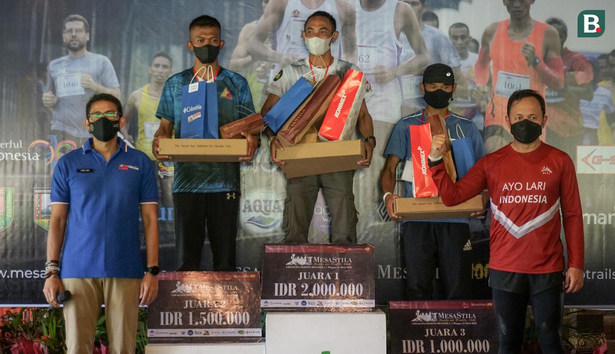 Wartono (tengah) menjadi pelari tercepat sekaligus memecahkan rekor baru di ajang tersebut, yaitu 1 jam 10 menit 09 detik. Posisi kedua disusul oleh Bian Adi Saputro dan Hadi Firmansyah di urutan ketiga. (Bola.com/Bagasakara Lazuardi)