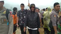 Menteri Sosial Agus Gumiwang meninjau lokasi bencana longsor di Desa Sirnaresmi, Kampung Cimapag, Sukabumi, Jawa Barat. (Merdeka.com/ Muhammad Genantan Saputra)