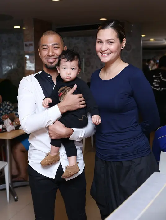 Marcell Siahaan bersama istri, Rima Melati Adams, dan putranya dalam acara launching album baru berjudul 'Jadi Milikku' di KFC Tugu Tani, Jakarta Pusat, Rabu (5/8/2015). (Galih W. Satria/Bintang.com)