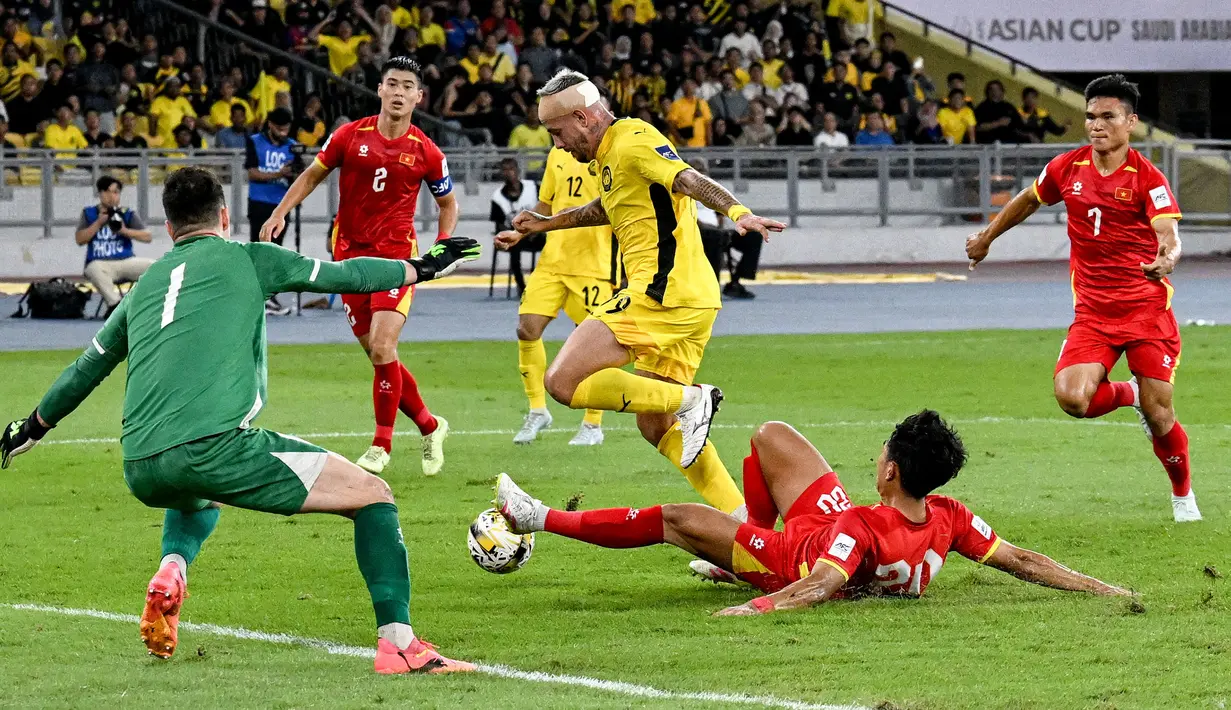 Pemain Malaysia, Rodrigo Holgado berusaha mencetak gol ke gawang Vietnam dalam laga Grup F Kualifikasi Piala Asia 2027 di Stadion Nasional Bukit Jalil, Kuala Lumpur, Malaysia, Selasa (10/06/2025). (AFP/Mohd Rasfan)