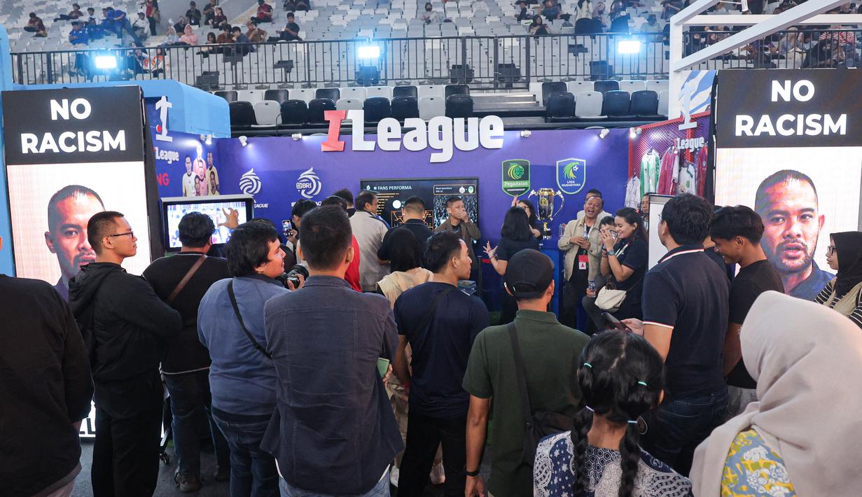 Pada Indonesia Sports Summit 2025, perwakilan dari atlet, pemangku kebijakan, dan investor dijadwalkan akan bertemu dalam suatu forum untuk merumuskan pandangan untuk kemajuan olahraga di Indonesia. Tampak dalam foto, suasana beberapa stand peserta yang mengikuti gelaran Indonesia Sports Summit 2025 (ISS) di Indonesia Arena, Senayan, Jakarta, Sabtu (6/12/2025). (Bola.com/Abdul Aziz)