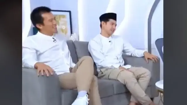Dikabarkan Mualaf, Beredar Video dr Richard Lee Pakai Baju Koko dan Hapal Terjemahan Surat Al-Fatihah.  foto: TikTok @antonio1107713