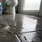 Mengatasi Cacing yang Muncul di Kamar Mandi. (AI Generated)