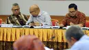 Ketua KPU, Arief Budiman (kiri) berbincang dengan Ilham Saputra saat melakukan uji publik Rancangan Peraturan KPU terkait Pilgub. Pilbup dan Pilwali, Jakarta, Rabu (31/5). Uji publik dihadiri perwakilan parpol, akademisi. (Liputan6.com/Helmi Fithriansyah)