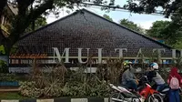 Sejumlah pengunjung di depan Museum Multatuli, Kecamatan Rangkasbitung, Kabupaten Lebak, Banten. (Liputan6.com/Yandhi Deslatama)