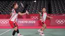 Pebulu tangkis Indonesia Greysia Polii/Apriyan Rahayu saat melawan pebulu tangkis China Yue Du/Yin Hui Li pada perempat final ganda putri di Olimpiade Tokyo 2020, Tokyo, Jepang, Kamis (29/7/2021). Greysia Polii/Apriyan Rahayu menang. (AP Photo/Dita Alangkara)