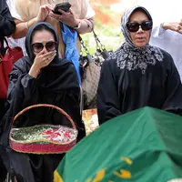 Kiki Amalia, mengenakan busana serba hitam sebagai tanda tengah berduka terlihat sangat bersedih mengantar jenazah ayahandanya di tempat peristirahatannya. Isak tangis terus terlihat di wajah Kiki. (Deki Prayoga/Bintang.com)