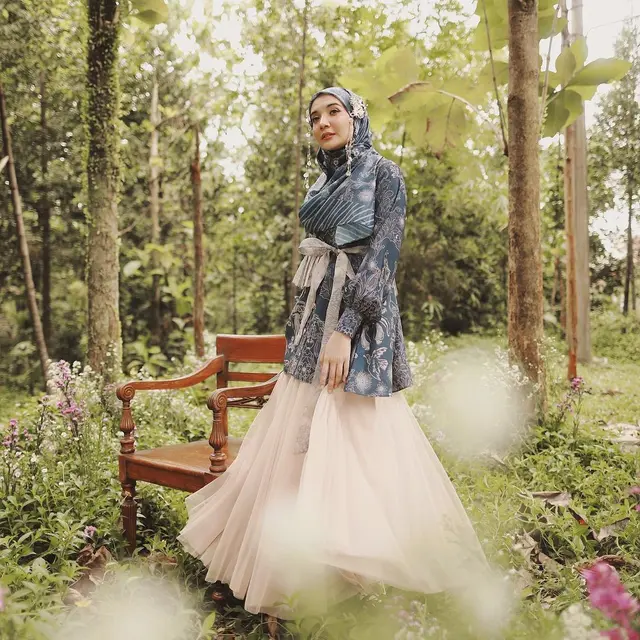7 Gaya Hijab Simpel ala Zaskia Sungkar, Tetap Stylish dan Jadi Inspirasi