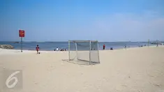 Suasana sepi pengunjung di Pantai Karnaval Ancol, Jakarta, Rabu (9/12/2015). Bertepatan libur pelaksanaan pilkada serentak, kawasan wisata tersebut  tampak sepi pengunjung dibandingkan hari libur biasa. (Liputan6.com/Faizal Fanani)