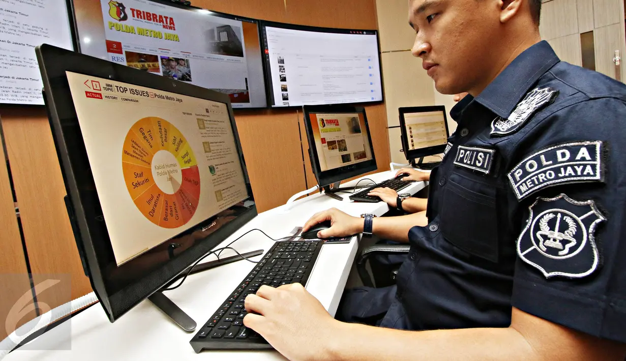Petugas beraktivitas di ruang Media Management Center Polda Metro Jaya (PMJ) di Jakarta, Senin (16/11). Hadirnya media center tersebut di tengah masyarakat dimaksudkan untuk mengoptimalkan fungsi kehumasan. (Liputan6.com/Immanuel Antonius)
