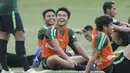 Pemain Timnas Indonesia U-22, Nurhidayat, tertawa saat latihan di Lapangan ABC Senayan, Selasa (5/2). Nurhidayat merupakan palang pintu andalan yang siap menjaga pertahanan Timnas Indonesia U-22. (Bola.com/M Iqbal Ichsan)