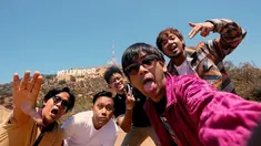 Berpose dengan latar Hollywood yang ikonik, Ryan terlihat kompak berpose bareng personil D'Masiv. Gaaya Kocak mereka sukses mencuri perhatian. Tour manggung di Amerika ini jadi kebahagiaan tersendriri bagi mereka. Jalani Tur di Amerika, Ini Potret Kompak Ryan Bareng Personel D'Masiv. (Liputan6.com/IG/@rianekkypradipta).