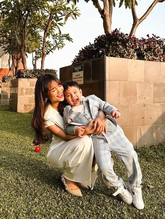 Sementara itu, Gala tampil formal dengan setelan jas lengkap dengan vest waena biru kotak-kotak dipadukan sneakers putih. [@fuji_an]