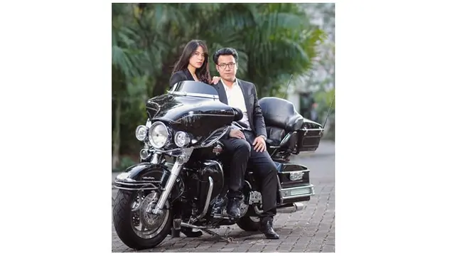 Zeva dan sang suampi tampil kompak saat pemotretan, banyak netizen yang menyebut keduanya bak ABG pacaran.