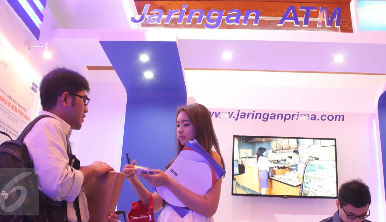 Pengunjung mendatangi stand Jaringan ATM di acara Indonesia Banking Expo (IBEX) 2015 di JCC, Jakarta, Kamis (10/9/2015). Sejumlah bank menawarkan beragam fasilitas untuk menarik pengunjung menabung di tempatnya. (Liputan6.com/Angga Yuniar)