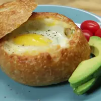 Malas keluar untuk makan siang? Yuk, bikin roti burger isi telur dan keju siang ini di microwave kantor. :D