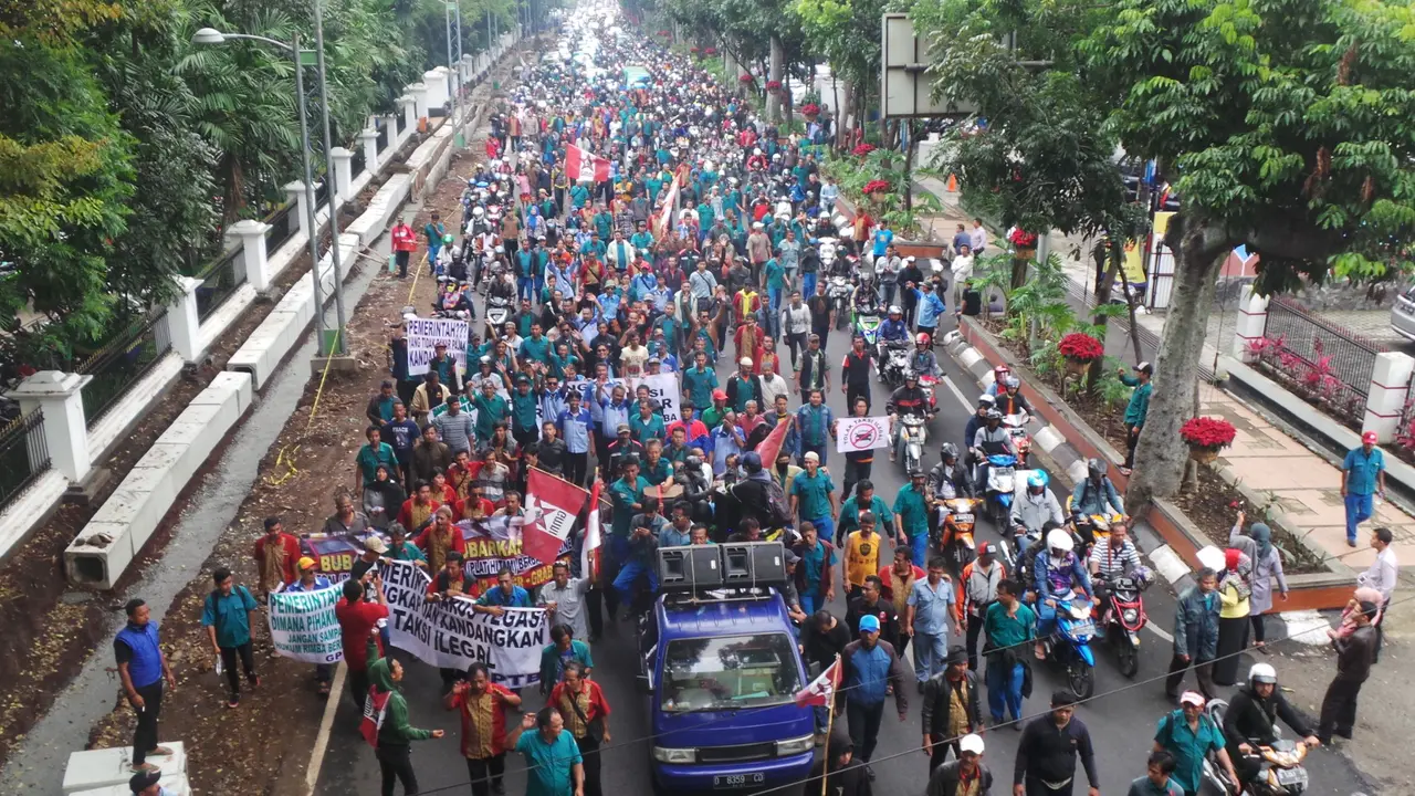 2.400 Pengemudi Taksi Bandung Demo Tagih Janji Ridwan Kamil 