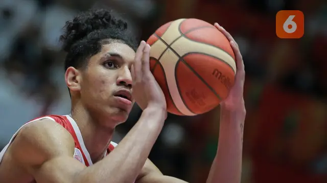 Bagaimana Cara Melakukan Gerak Melempar Bola Basket Melalui Atas Kepala dengan Teknik yang Tepat