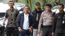 Sudewo tiba sekitar pukul 10.34 WIB. Ia terlihat turun dari sebuah mobil berwarna hitam. Tampak dalam foto, Bupati Pati, Sudewo (kedua kiri) dikawal petugas setibanya di Gedung Merah Putih Komisi Pemberantasan Korupsi (KPK), Jakarta, Selasa (20/1/2026). (merdeka.com/Arie Basuki)