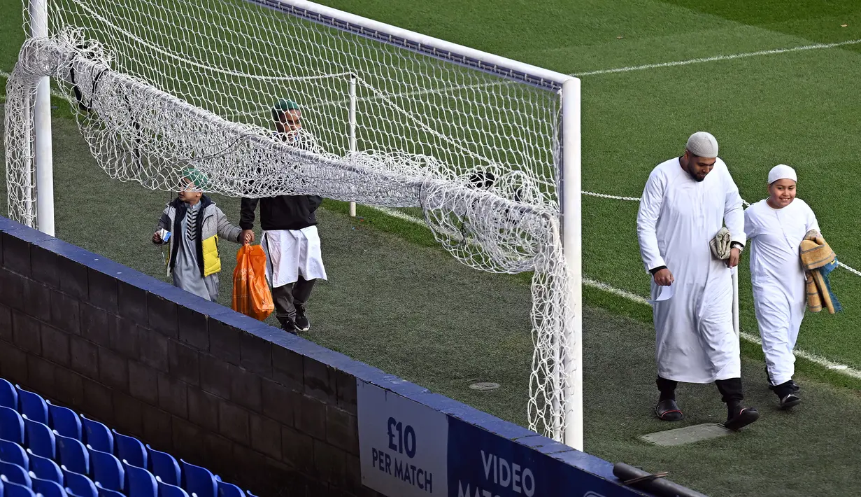 Bertempat di stadion milik klub Tranmere Rovers, Prenton Park, salat Idul Fitri 1444 Hijriah dilaksanakan pada Jumat, 21 April 2023 pagi waktu setempat. (AFP/Paul Ellis)