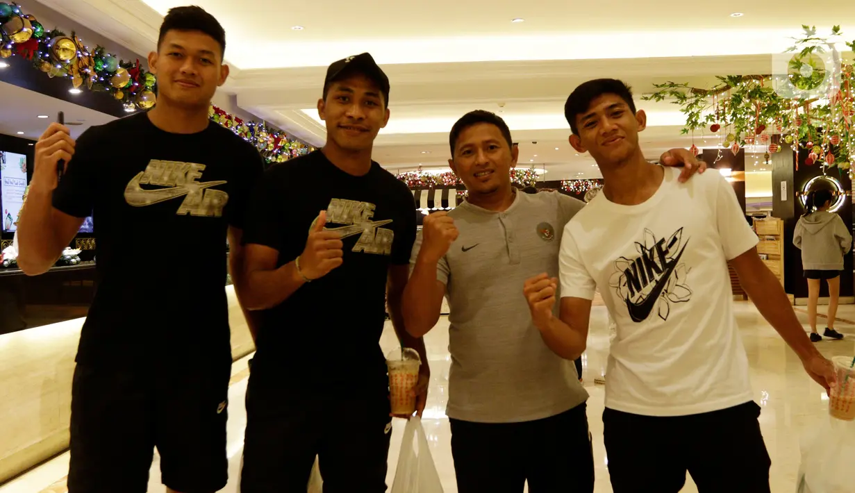 Para pemain Timnas Indonesia U-22 berpose saat berada di tempat mereka menginap di Hotel Jen Manila by Shangri-La, daerah Pasay, Sabtu (23/11/2019). Hotel bintang 4 tersebut akan menjadi tempat menginap tim Garuda Muda selama ajang SEA Games 2019. (Bola.com/ M Iqbal Ichsan)