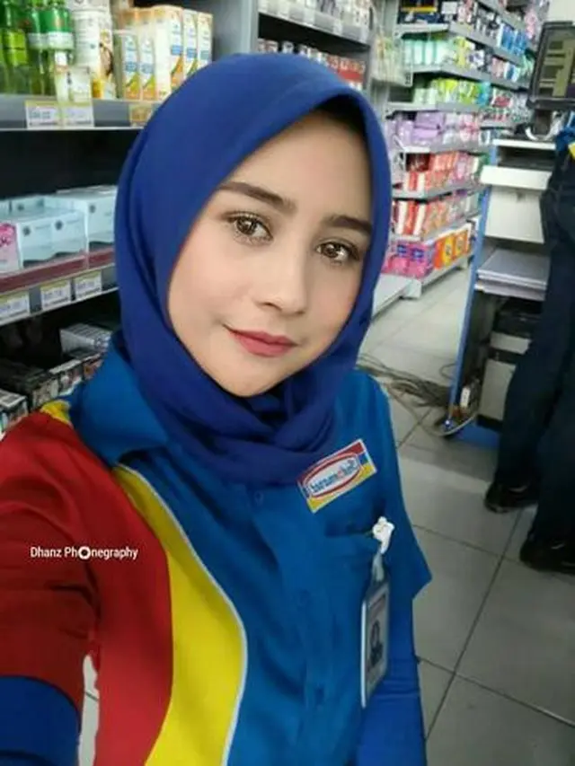 6 Editan Foto Seleb Berhijab Jadi Kasir Minimarket, Fans Meringis Lihatnya