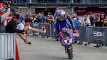 Pembalap Pata Yamaha, Toprak Razgatlioglu, melakukan selebrasi usai memenangkan Race 1 WSBK Mandalika 2022, Sabtu (12/11/2022). (AFP/Panji Anggoro)
