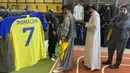 Para fans Al Nassr langsung menyerbu toko-toko perlengkapan sepak bola di Riyadh untuk memburu jersey bernomor punggung 7 milik Cristiano Ronaldo hanya beberapa jam setelah kepastian transfer CR-7. (AFP/Fayez Nureldine)