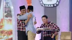 Djarot Saiful Hidayat berpelukan dengan Sandiaga Uno usai debat terakhir Pilgub DKI Jakarta 2017 di Hotel Bidakara, Jakarta, Rabu (12/4). (Liputan6.com/Faizal Fanani)
