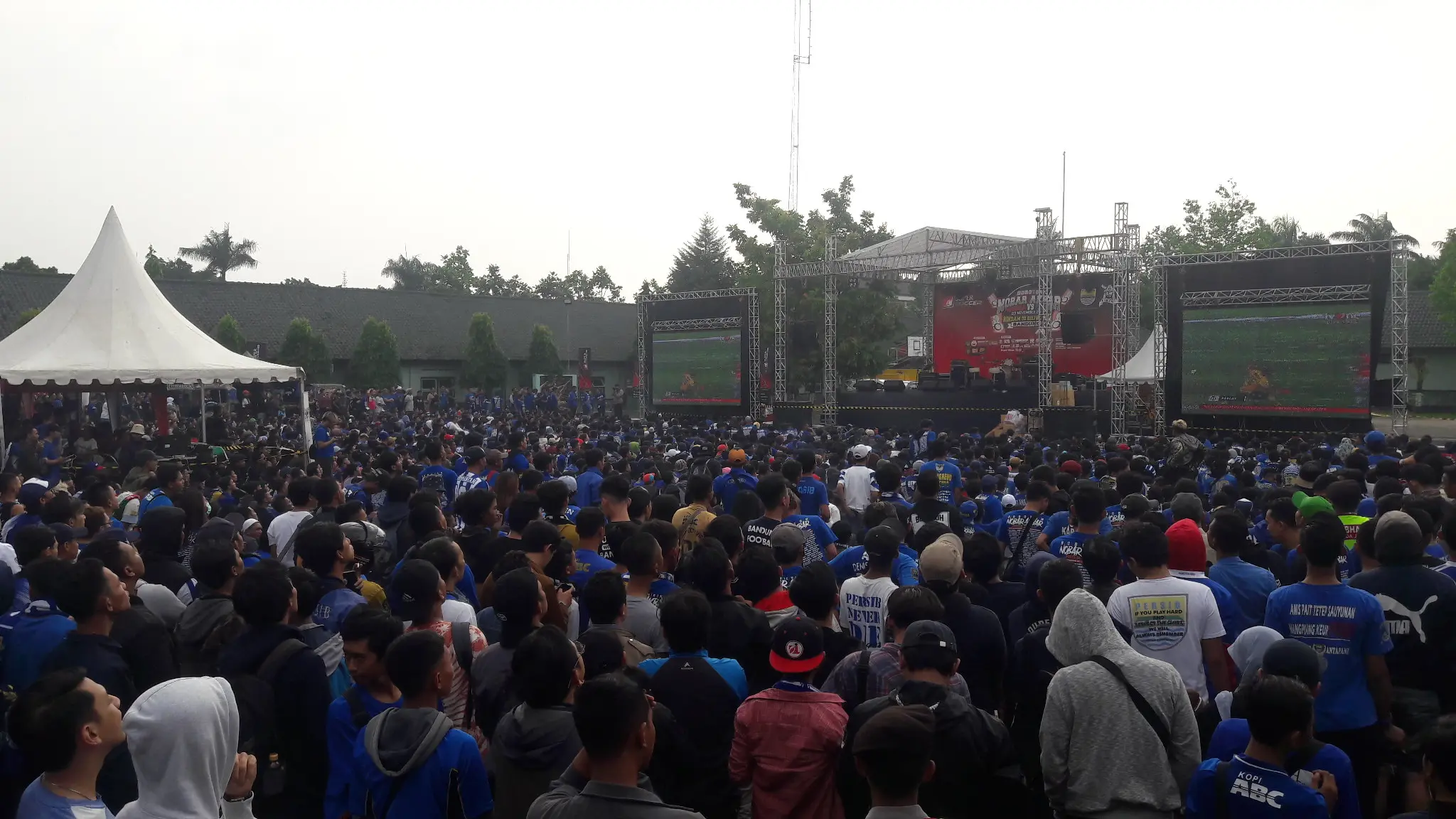 Suasana nonton bareng pertandingan Persija Jakarta melawan Persib Bandung di lapangan Rindam III Siliwangi, Jalan Manado, Bandung pada Jumat (3/11/2017) sore. (Bola.com/Erwin Snaz)