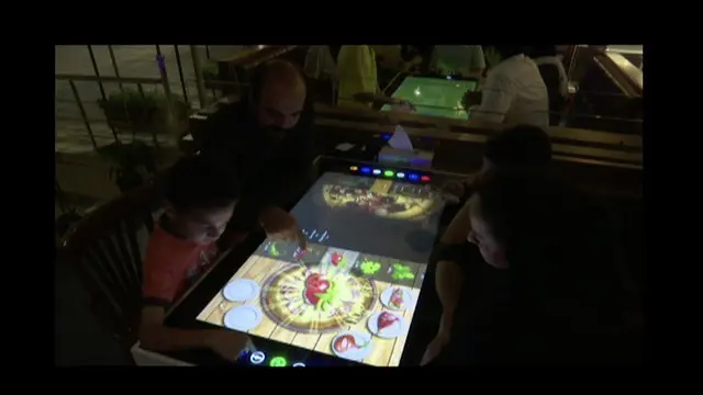 Sambil menunggu makanan, pengunjung bisa bermain game menggunakan layar sentuh di meja.