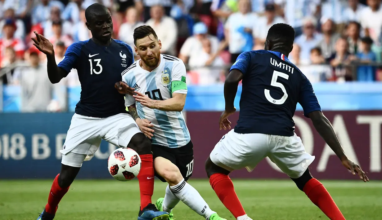 Gelandang Argentina, Lionel Messi, berusaha melewati kepungan pemain Prancis pada laga 16 besar Piala Dunia di Kazan Arena, Kazan, Sabtu (30/6/2018). Prancis menang 4-3 atas Argentina. (AFP/Jewel Samad)