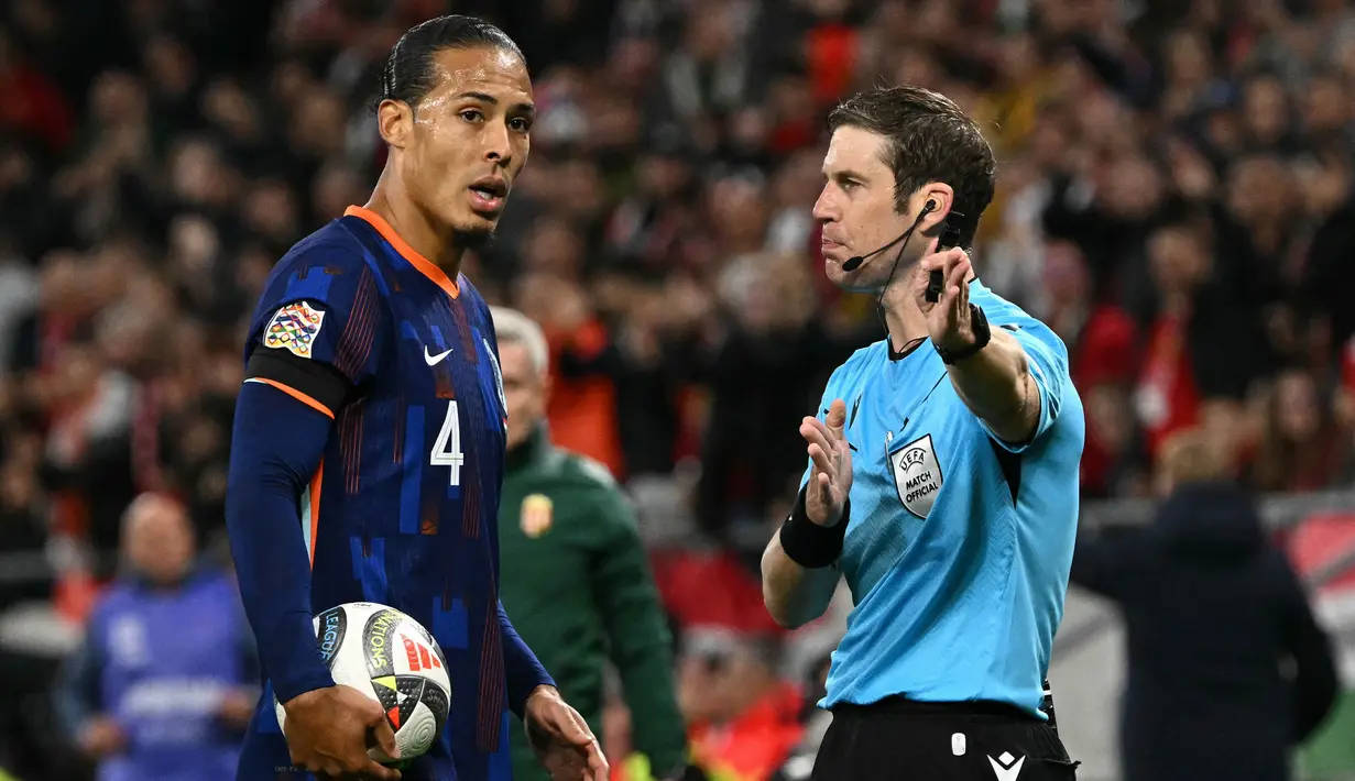 Belanda harus bermain dengan 10 orang usai Virgil van Dijk dihukum kartu kuning kedua dan diusir ke luar lapangan pada menit ke-79. (Attila KISBENEDEK/AFP)