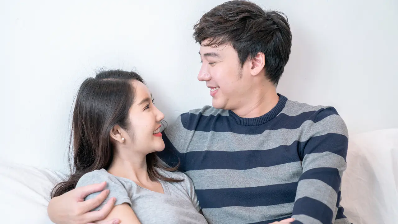 perempuan dan pasangan cinta peluk