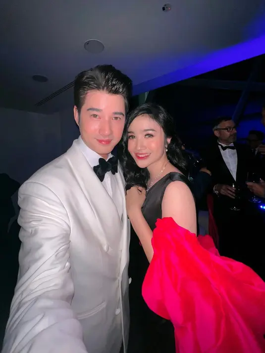 Febby Rastanty saat foto bersama dengan aktor Thailand, Mario Maurer di acara after party gala premier film The Rings of Power di Flower Dome, Singapura. (Instagram/febbyrastanty)