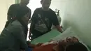 Seorang pria korban minuman keras buatan atau miras oplasan mendapat perawatan di rumah sakit di Cicalengka, Jawa Barat (11/4). (Liputan6.com/Pool/Polda Jabar)