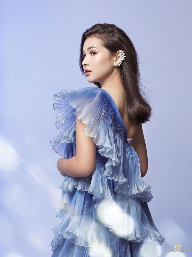 6 Gaya Pemotretan Terbaru Sandrinna Michelle, Tampil Anggun dengan Gaun Biru