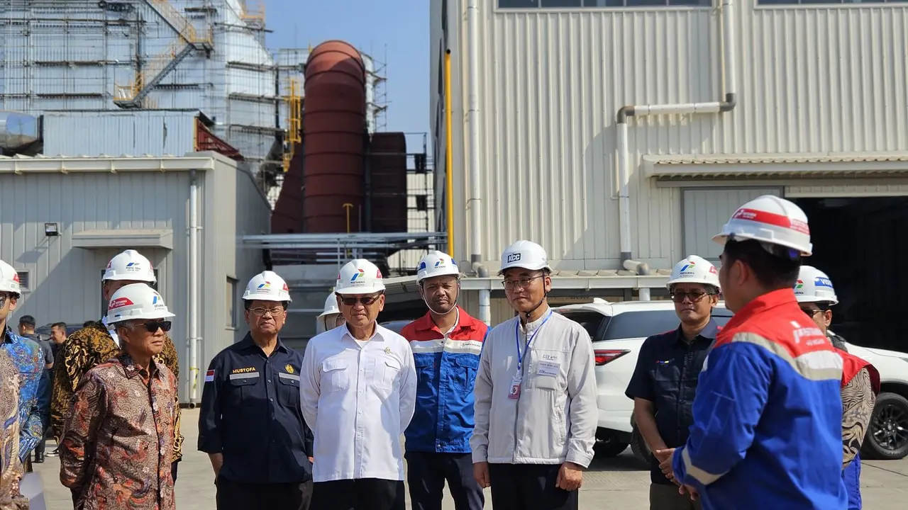 PT PGN Tbk melaksanakan gas in atau penyaluran perdana gas bumi ke PT KCC Glass Indonesia selaku produsen kaca lembaran yang berada di Kawasa Industri Terpadu Batang (KITB)