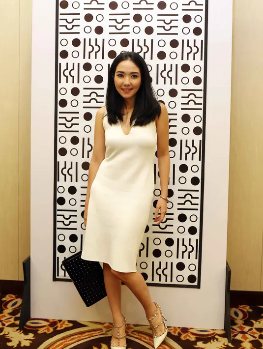 Kecantikan Gisel tak dipungkiri membuat banyak wanita iri, selain tetap langsing ia pun tetap memperhatikan penampilannya. Seperti tas tangan hitam dan sepatu hak tinggi manis yang serasi dengan dress putihnya. (Nurwahyunan/Bintang.com)