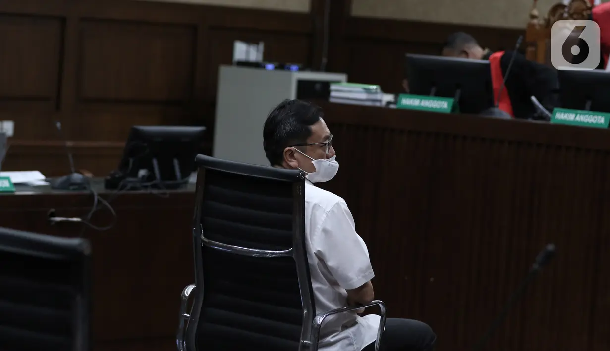 Terdakwa kasus dugaan korupsi di PT ASABRI Benny Tjokrosaputro menjalani sidang dengan agenda pembacaan putusan di Pengadilan Tindak Pidana Korupsi (Tipikor), Jakarta, Kamis (12/1/2023). Majelis hakim menyatakan terbukti bersalah kepada Benny Tjokrosaputro melakukan korupsi terkait pengelolaan keuangan dan dana investasi di PT Asabri tahun 2012-2019 yang merugikan keuangan negara hingga Rp22,7 triliun. (Liputan6.com/Johan Tallo)