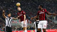 Pemain AC Milan, Alessio Romagnoli menyundul bola yang berusaha direbut pemain Juventus, Sami Khedira pada lanjutan Serie A Italia di Stadion San Siro, Sabtu (28/10). Lewat Gonzalo Higuain, Juve memetik kemenangan dua gol tanpa balas. (AP/Antonio Calanni)