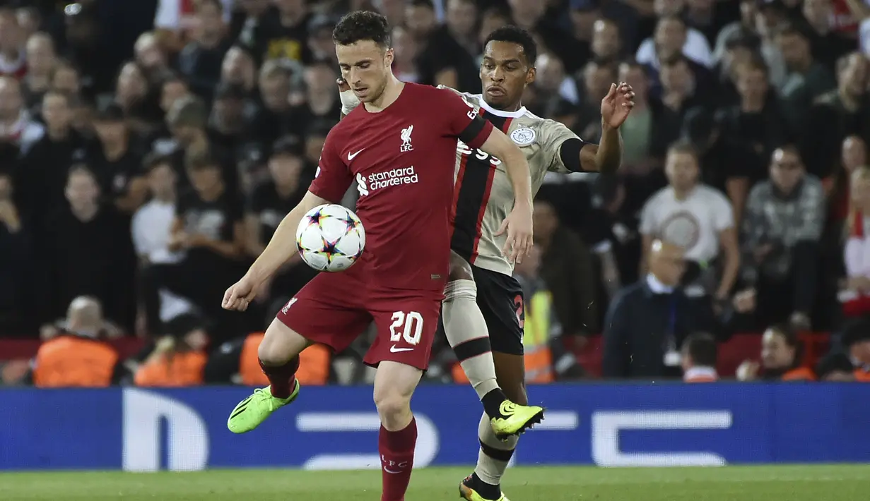 Penyerang Liverpool Diogo Jota berebut bola dengan bek Ajax Amsterdam Jurrien Timber pada pertandingan kedua Grup A Liga Champions 2022/2023 di Stadion Anfield, Rabu (14/9/2022) dini hari WIB. Liverpool menang susah payah saat menjamu Ajax berkat gol menit akhir bek Joel Matip. (AP Photo/Rui Vieira)