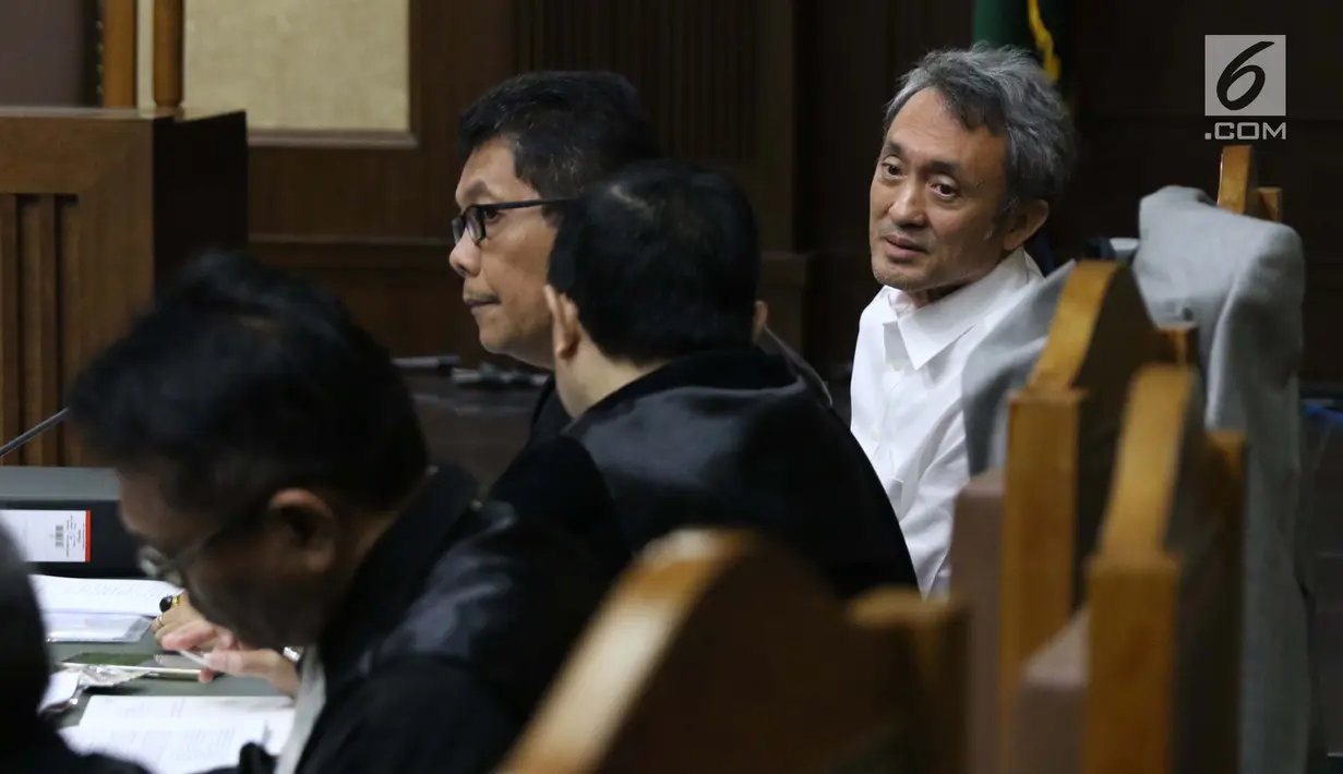 Terdakwa dugaan suap pengajuan PK ke PN Jakarta Pusat, Eddy Sindoro (kanan) saat sidang lanjutan di Pengadilan Tipikor, Jakarta, Senin (7/1). Sebelumnya, Eddy didakwa suap terkait pengurusan perkara di PN Jakarta Pusat. (Liputan6.com/Helmi Fithriansyah)