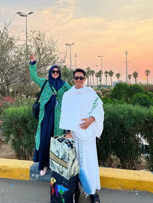 Selama berada di Tanah Suci, pemain film Kembang Kantil ini membagikan aktivitasnya di Instagram pribadi.
Tak sedikit netizen yang mendoakan agar ibadah keduanya dilancarkan. (Liputan6.com/IG/@julianamoechtar)
