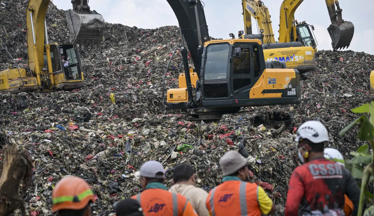 Pengiriman sampah sementara dialihkan ke fasilitas lain untuk mencegah penumpukan. Tampak dalam foto, tim penyelamat menggunakan alat berat untuk mencari korban longsor di Tempat Pembuangan Sampah Terpadu (TPST) Bantargebang, Bekasi, Jawa Barat, pada 9 Maret 2026. (BAY ISMOYO/AFP)